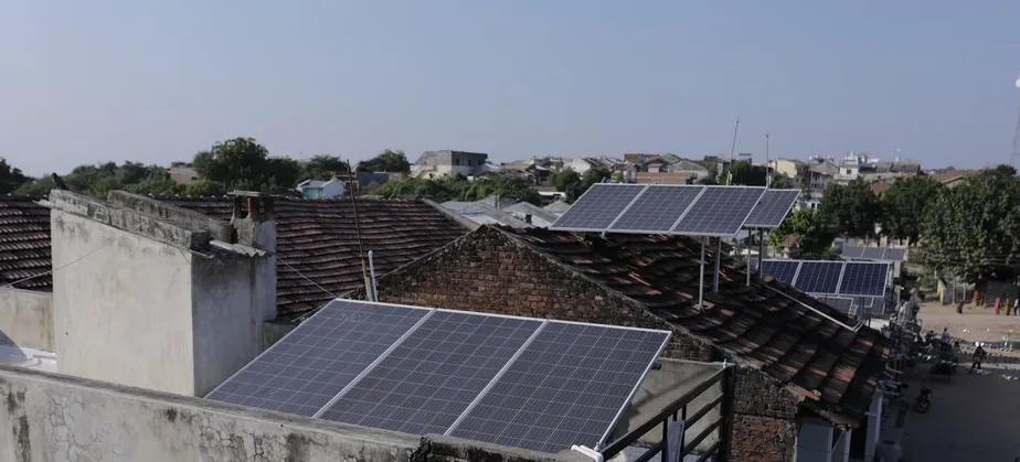 Leia mais sobre o artigo Conheça a primeira vila da Índia a funcionar totalmente com energia solar